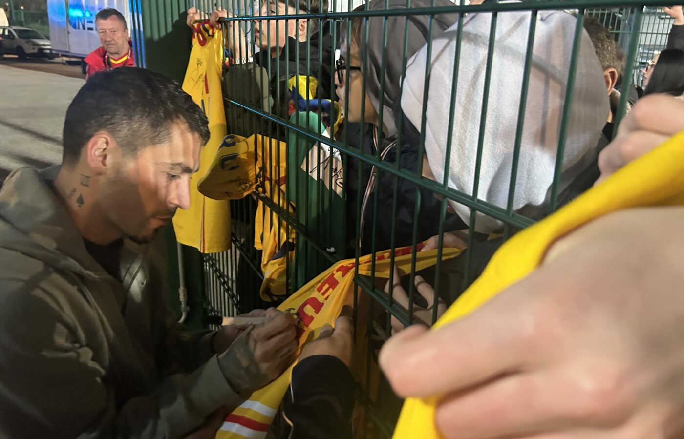 Nebunia de la miezul nopții. Tricolorii, asaltați de fani pentru autografe și fotografii, după victoria din San Marino