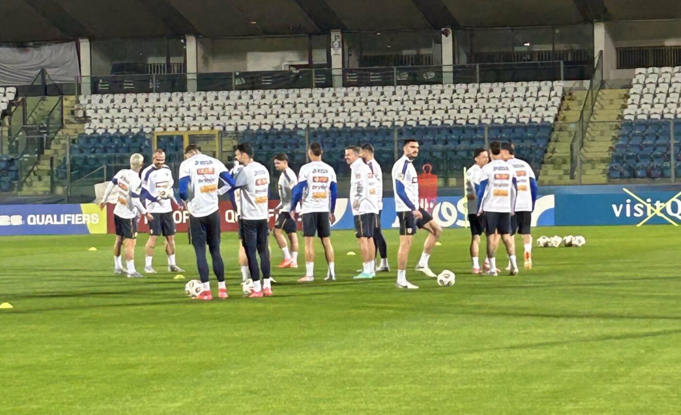 Primele imagini cu echipa națională a României la antrenamentul oficial din San Marino. Elevii lui Mircea Lucescu, supravegheați cu mare atenție din tribună
