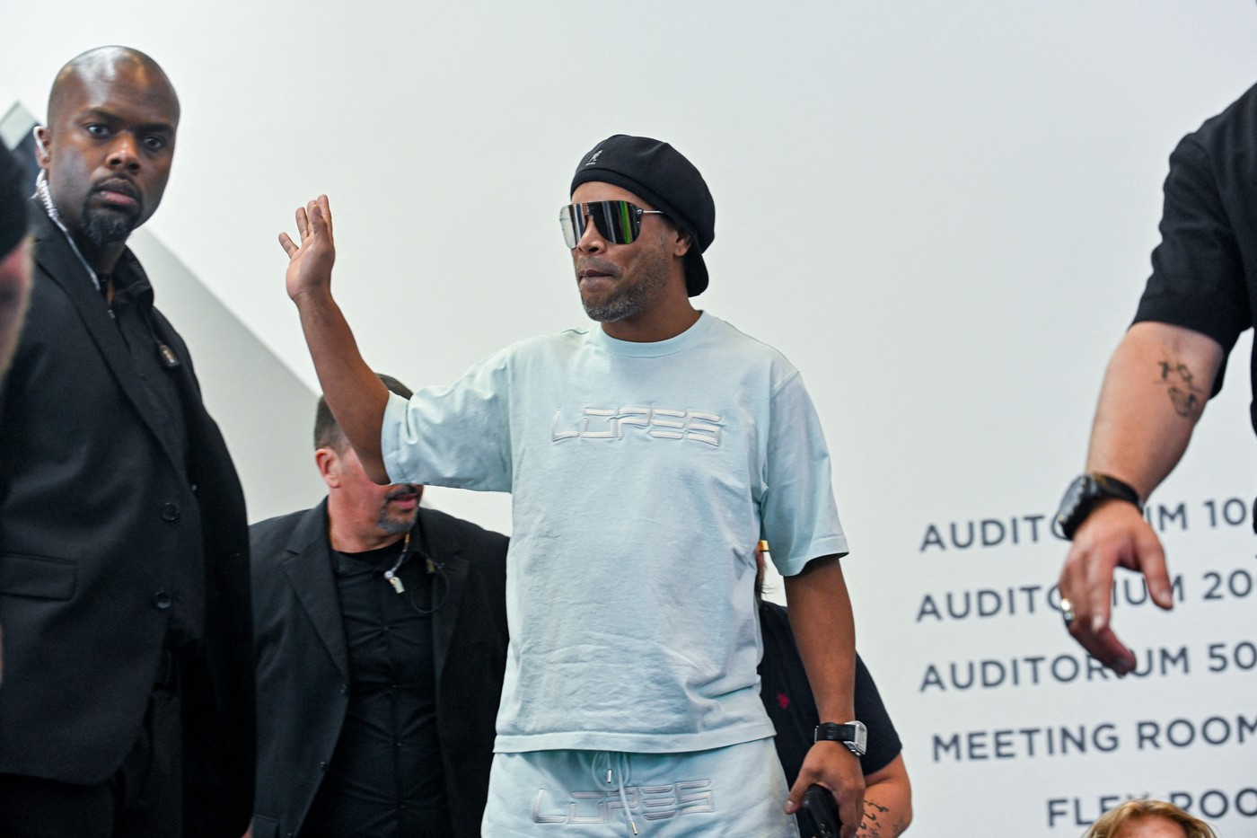 Ronaldinho nu vine singur la Cluj. Pe cine aduce cu el în România