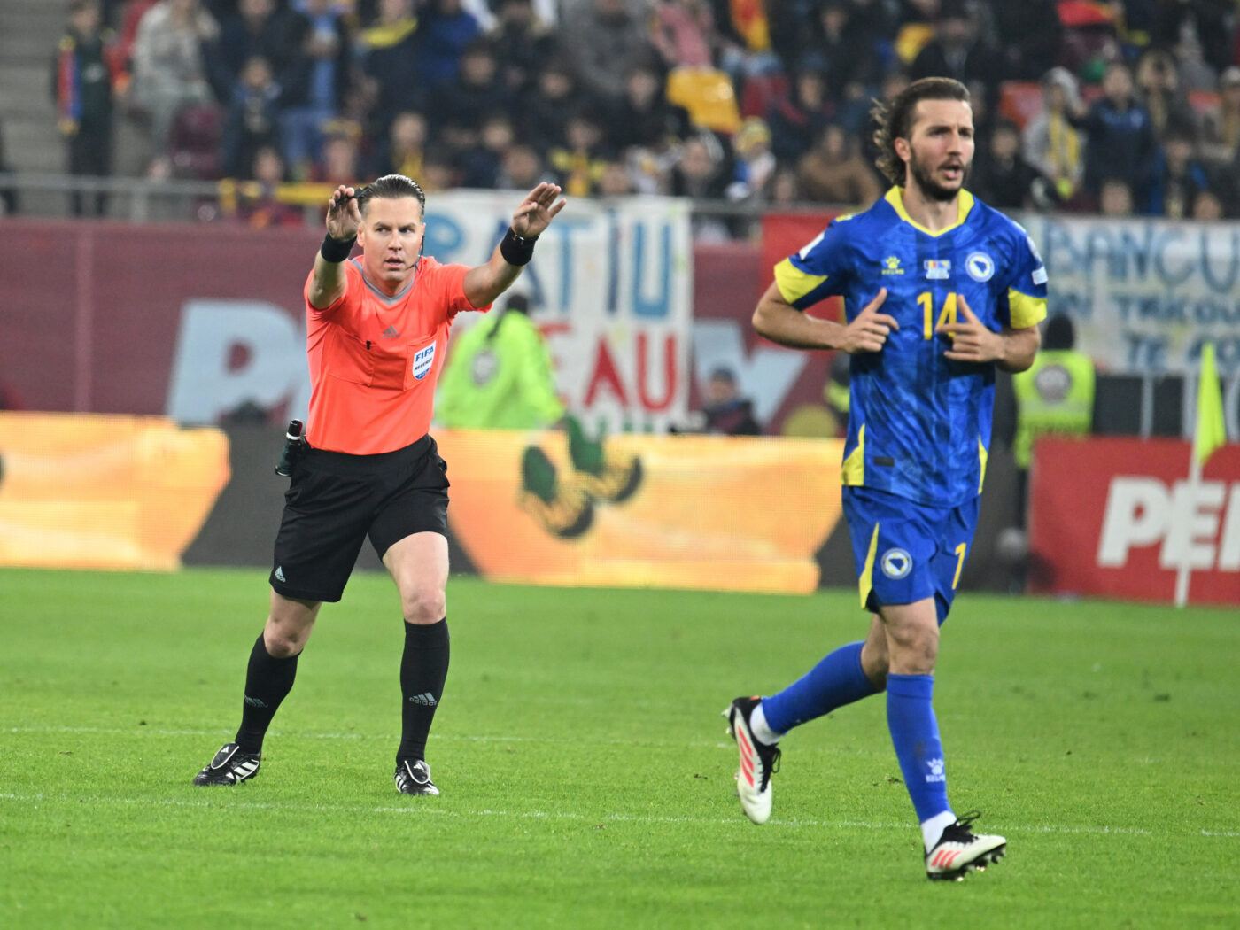 Scandalos! Fază controversată în România – Bosnia: Danny Makkelie a refuzat să dea penalty la un henț clar, deși a fost chemat la VAR!