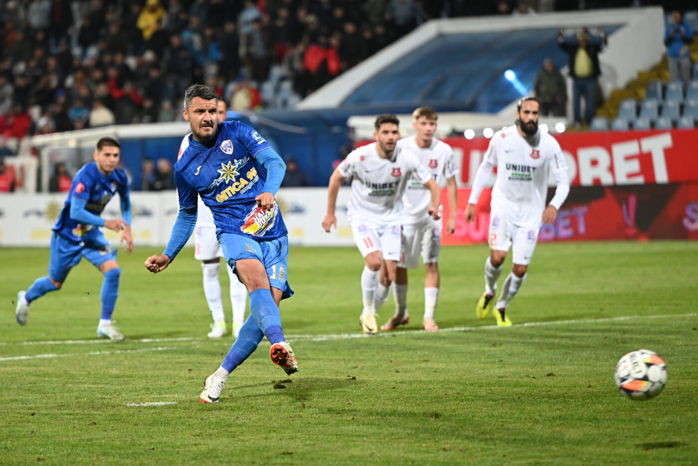 Se dă lovit sau chiar este accidentat? Misterul dispariției lui Constantin Budescu din Superliga în plină degringoladă la Gloria Buzău. EXCLUSIV
