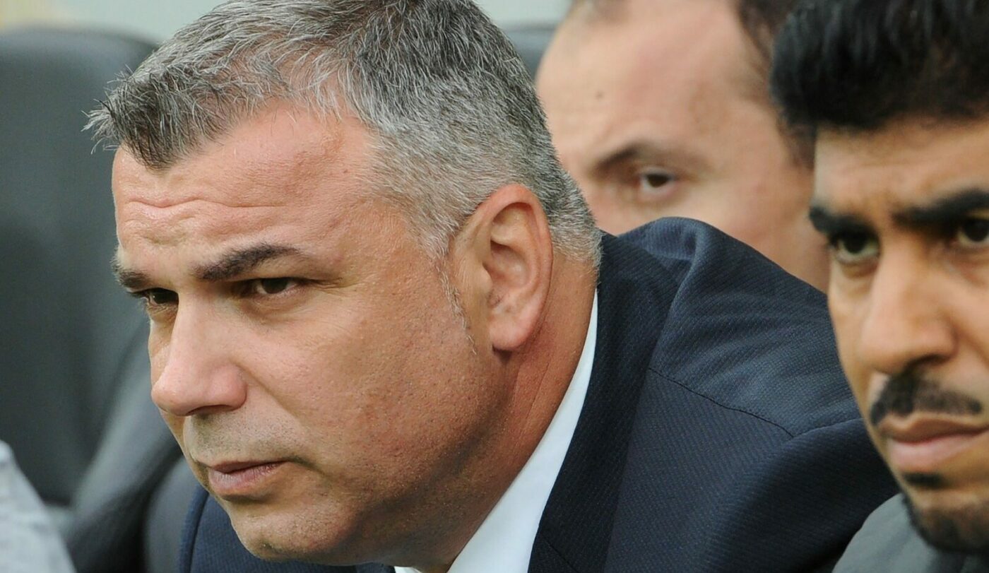 Șeicii din Emirate sunt disperați să anunțe numirea lui Cosmin Olăroiu în funcția de selecționer. Nu s-au mai uitat la cifrele din contract și presa arabă știe deja data marii lovituri