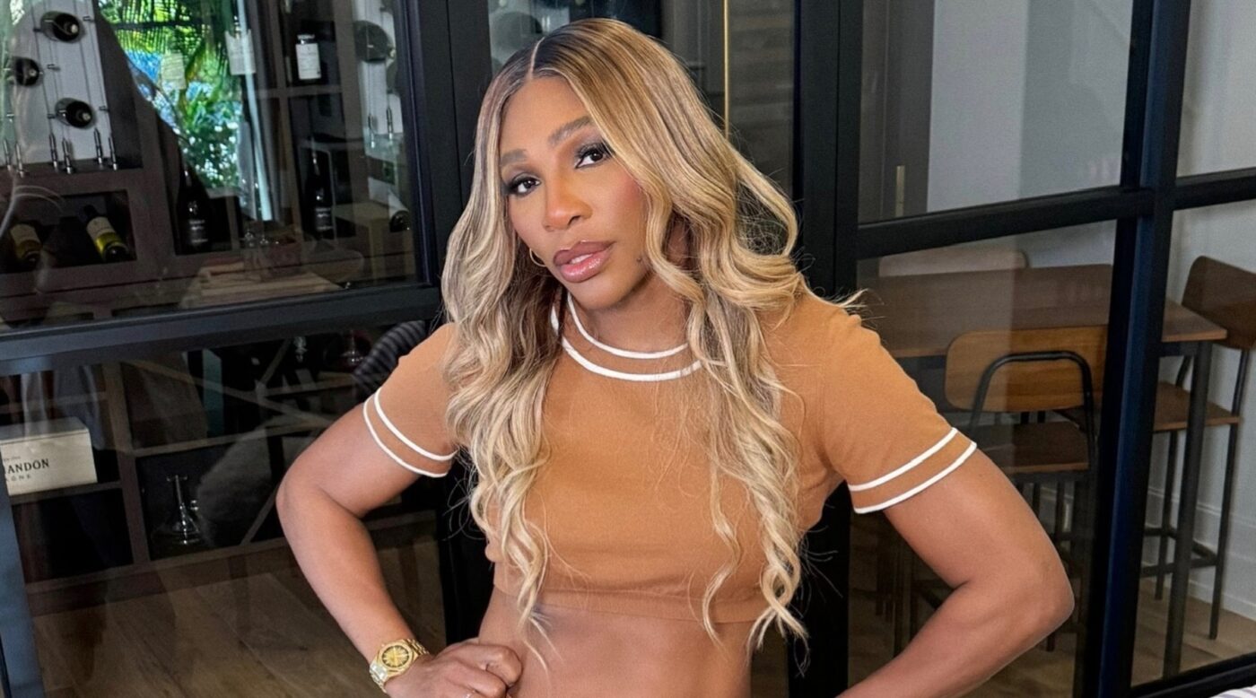 Serena Williams, în fustă scurtă şi tocuri înalte, pe terenul de tenis. Ce apariție pentru rivala Simonei Halep