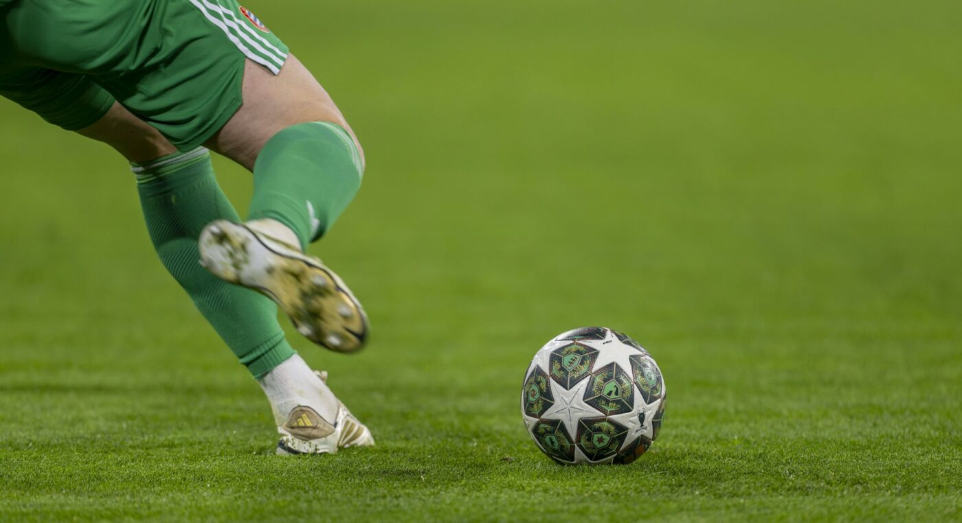 Soția l-a luat la bătaie pe fotbalist, chiar pe teren, pentru că a înșelat-o. Adversarii au râs în hohote, colegii n-au avut curaj să intervină