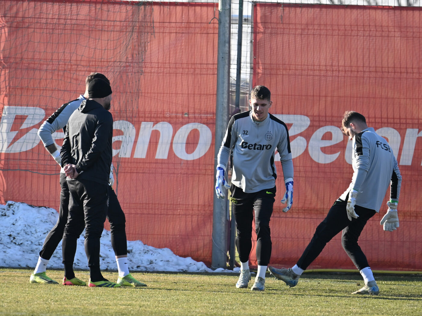Ştefan Târnovanu va fi urmărit pentru transferul de 10.000.000 de euro la meciul cu Lyon. Cu Napoli şi Galatasaray în tribune, românul a stabilit obiectivul: „Avem o şansă bună aşa”