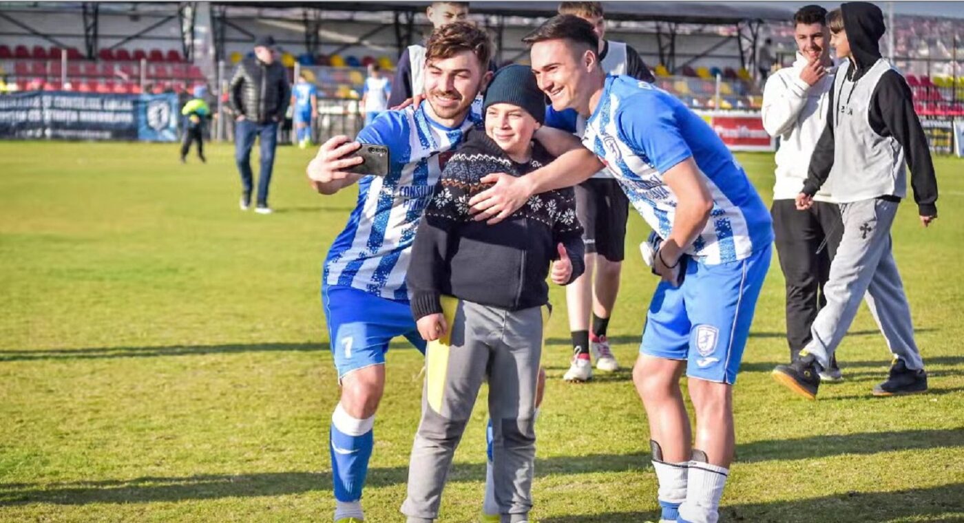 Un fotbalist român transmite live din vestiar tot ce fac colegii lui. Ce este NEMȚI TV