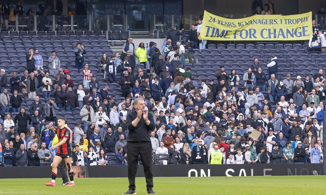 Vestea momentului la echipa lui Radu Drăguşin. Preşedintele Levy a cedat presiunii fanilor lui Tottenham Hotspur