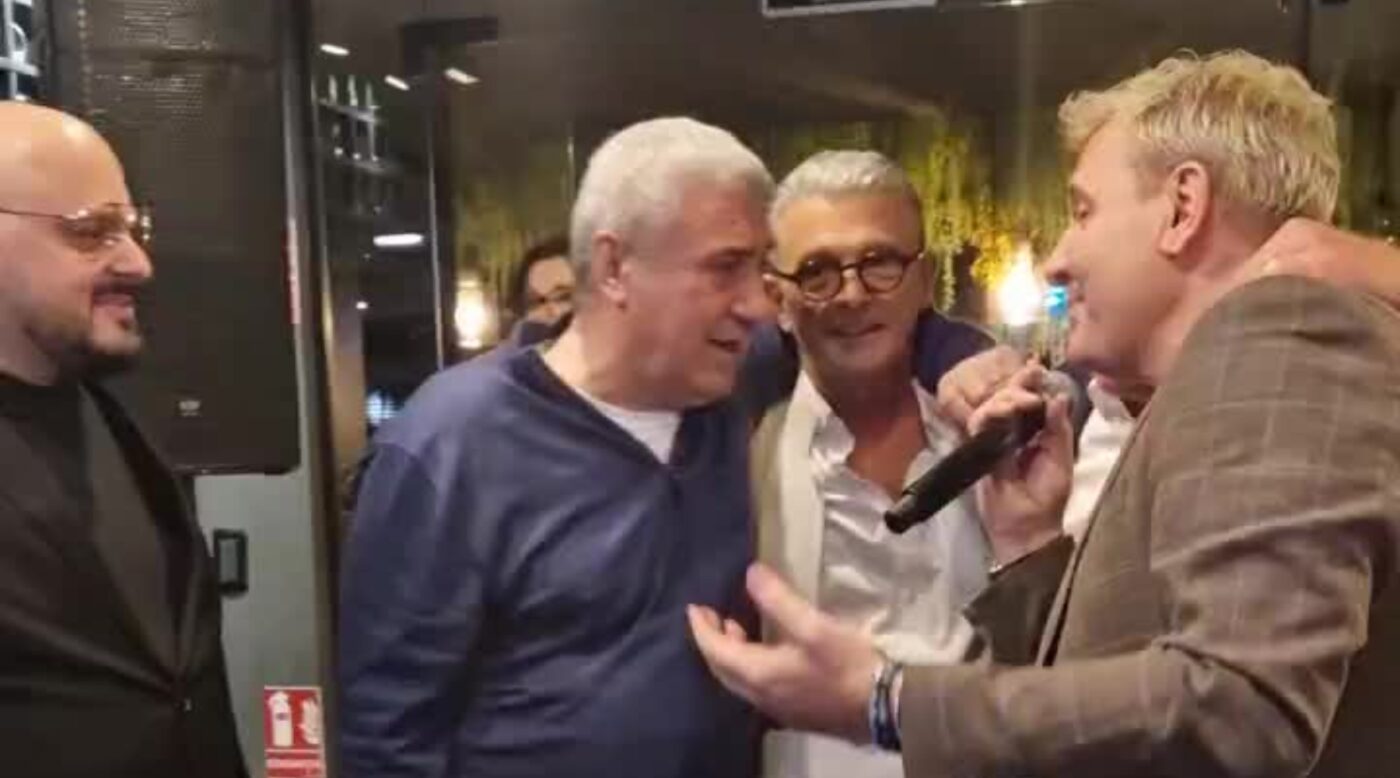Victor Becali, aşa cum nu a mai fost văzut niciodată: cântă în italiană, în mijlocul restaurantului, de gât cu afaceristul devenit milionar împreună cu Cosmin Olăroiu şi Gino Iorgulescu