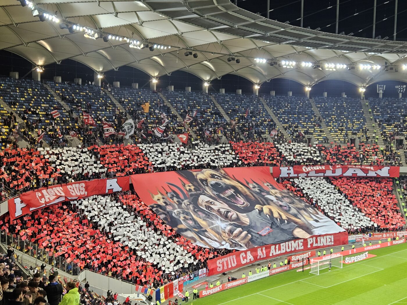 Câinii fioroși și Mona Lisa la Dinamo – FCSB! Scenografii spectaculoase pe Arena Națională. FOTO