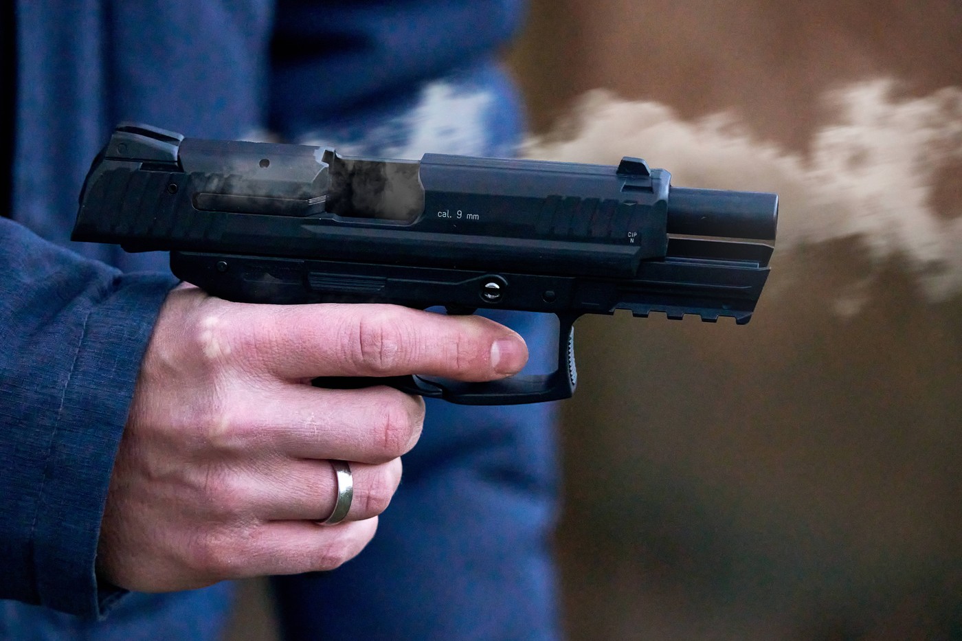 „Avea bani cu nemiluita”. Șeful echipei de fotbal din România a intrat cu pistolul, în vestiar, peste jucători și a tras trei gloanțe: „Vă omor pe toți!”