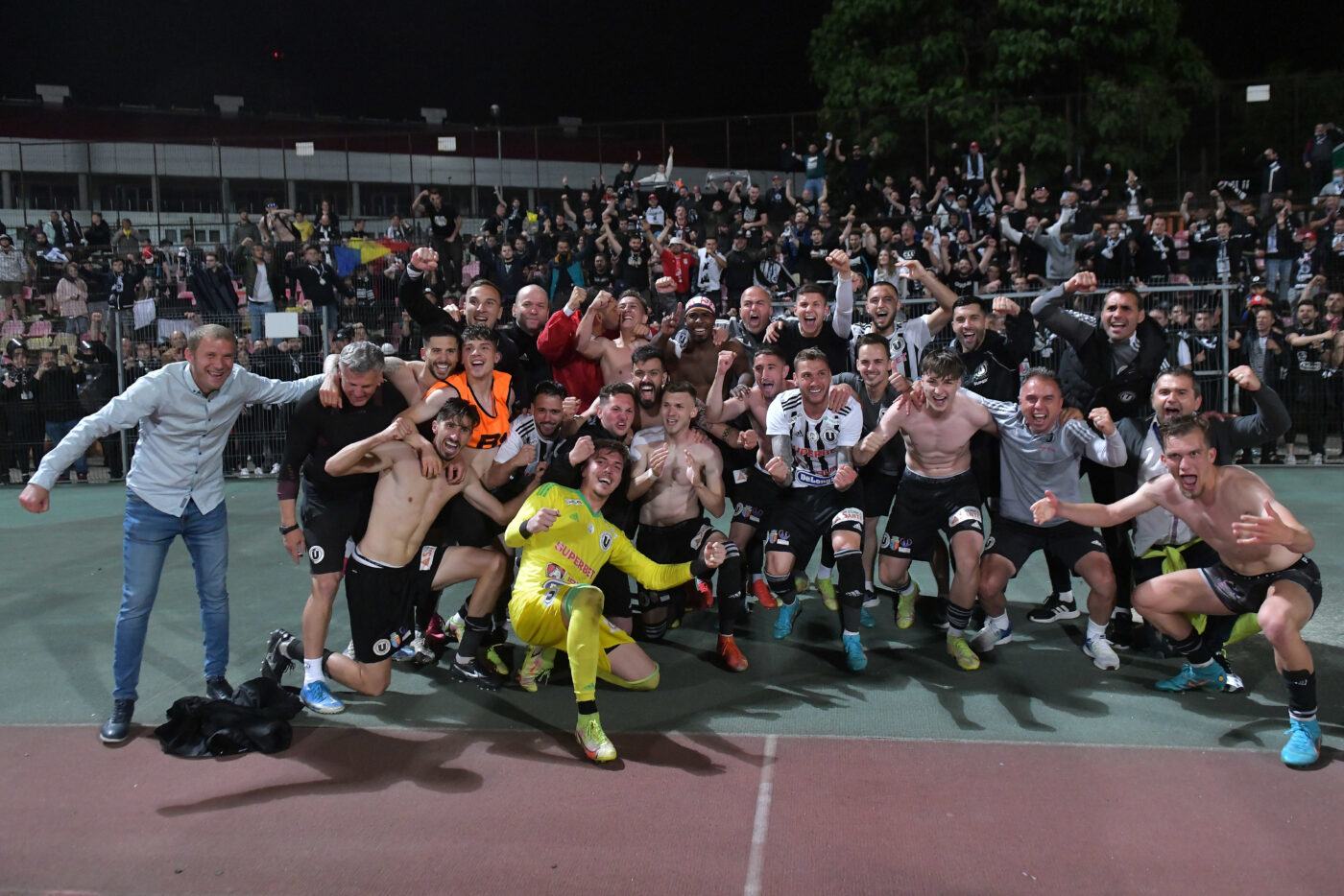 A trimis-o pe Dinamo în premieră în Liga 2, iar acum și-a ales favorita surpriză în lupta pentru titlu din Superliga: „Le țin pumnii! Atunci, au dat cu gaze lacrimogene și nu am putut să intrăm în vestiar”. EXCLUSIV