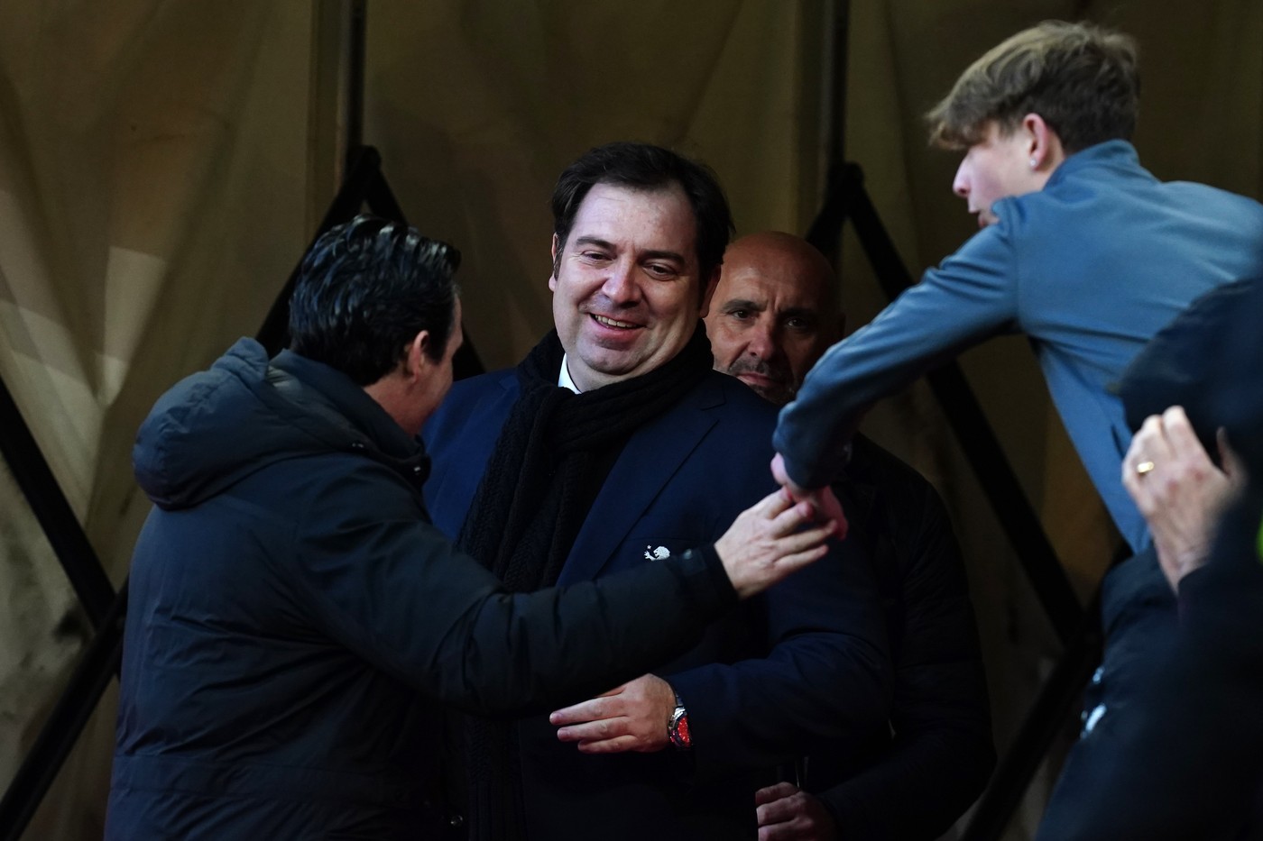 Antrenorul revelației din Premier League, dialog de 3 minute cu atacantul român, în care l-a desființat. Transferat de Sevilla de la FCSB, vârful a fost „executat” fără milă: „Mi-a dat Monchi mesaj”