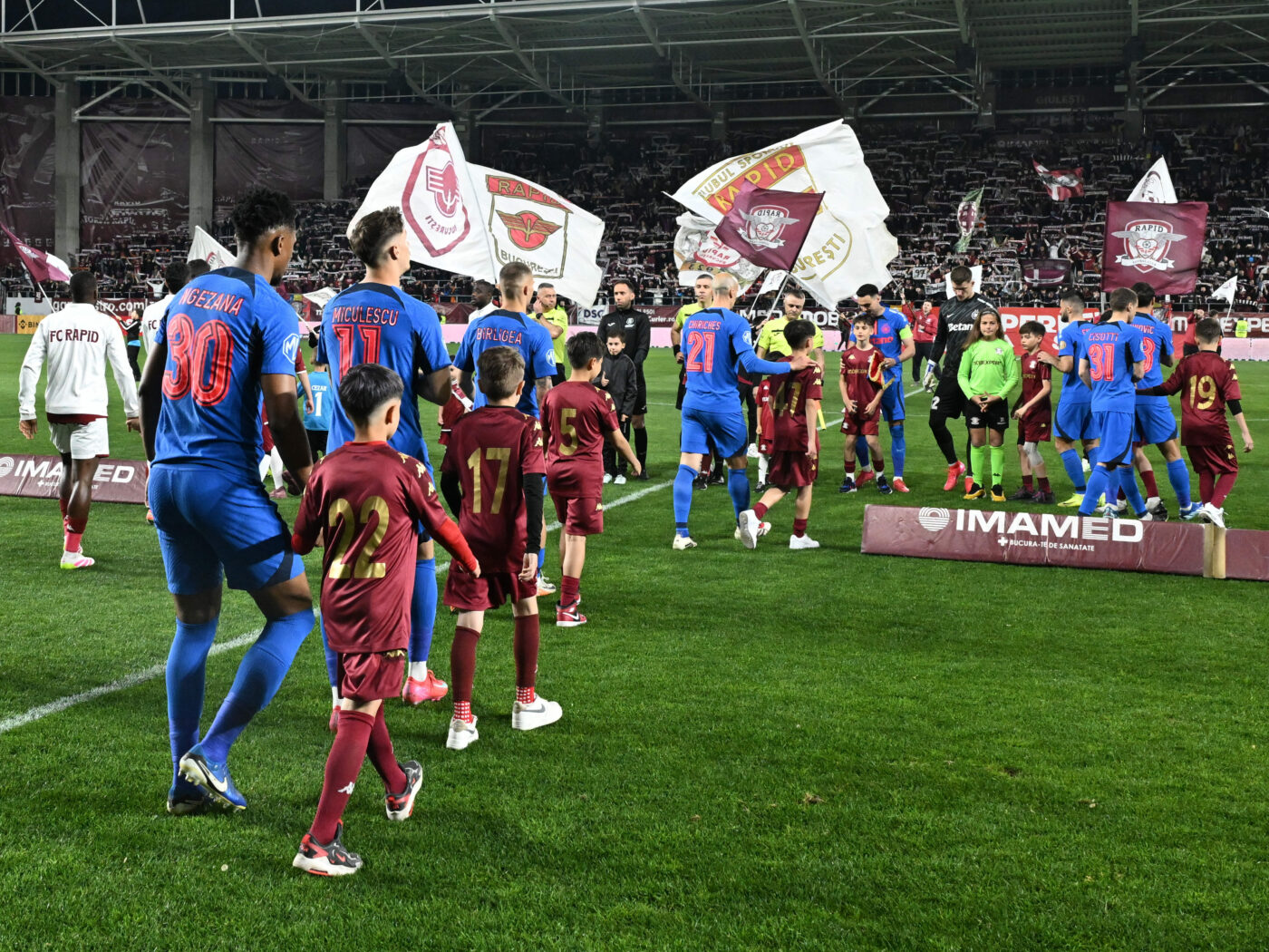 Aparitia-surpriza-in-loja-FCSB-pe-stadionul-din-Giulesti-„Te-iubesc-1-1400x1050.jpg