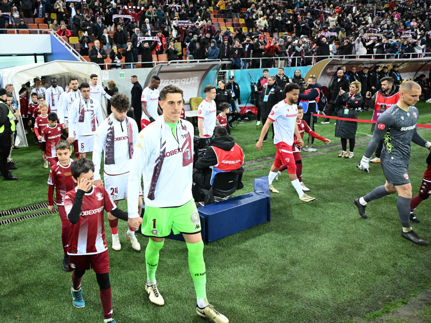 Așa ceva nu s-a mai văzut în Superliga. Ce au putut urmări telespectatorii cu câteva secunde înainte de startul derby-ului Rapid – Dinamo