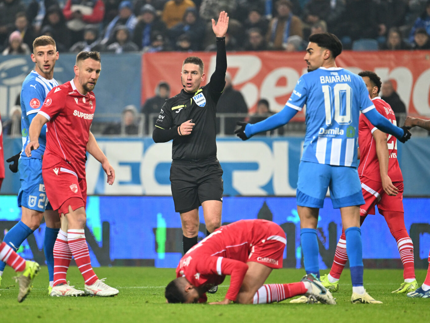 Avem imaginile momentului din Superliga! Căpitanul lui Dinamo, întâlnire surprinzătoare cu legenda Universității Craiova. Cum au reacționat cei doi. EXCLUSIV