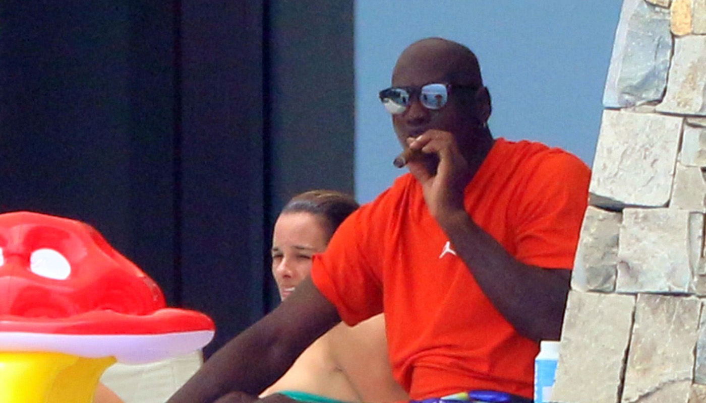 Avionul privat de 70.000.000 de dolari al lui Michael Jordan i-a lăsat mască pe cei care l-au văzut pe pistă. Doar vopseaua pentru designul de tip elefant-print a costat 500.000 de dolari