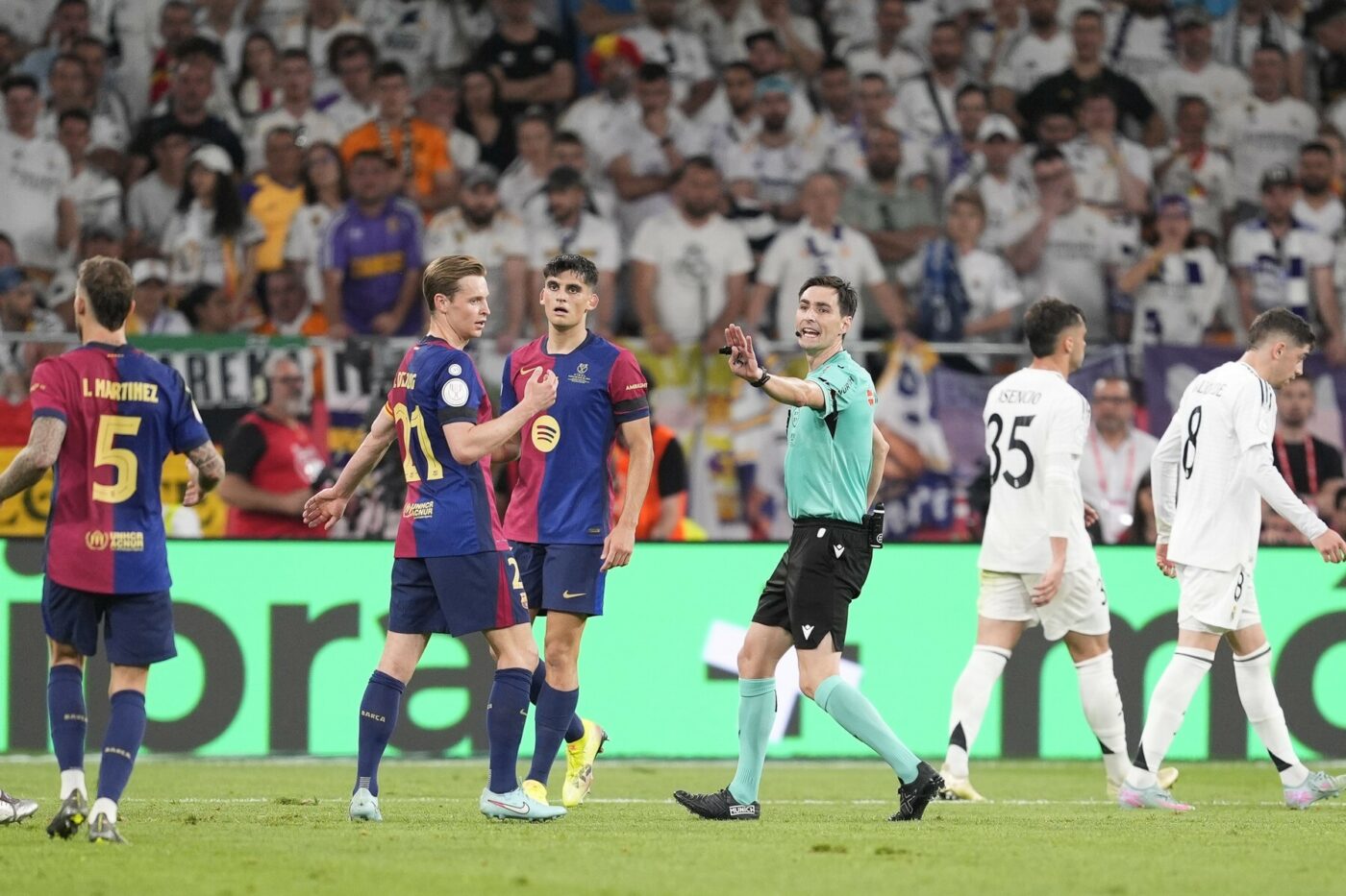 Câți bani câştigă într-un an arbitrul din Barcelona – Real Madrid 3-2 şi ce sumă a primit pentru finala cupei