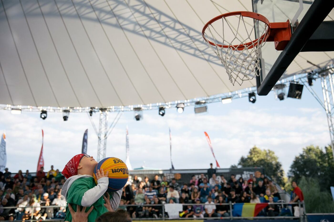 Conceptul-„Urban-Sport-–-Baschet-pana-la-miezul-noptii-intra-in-actiune-la-Pitesti-„Pentru-copii-tineri-si-adulti-1400x933.jpg