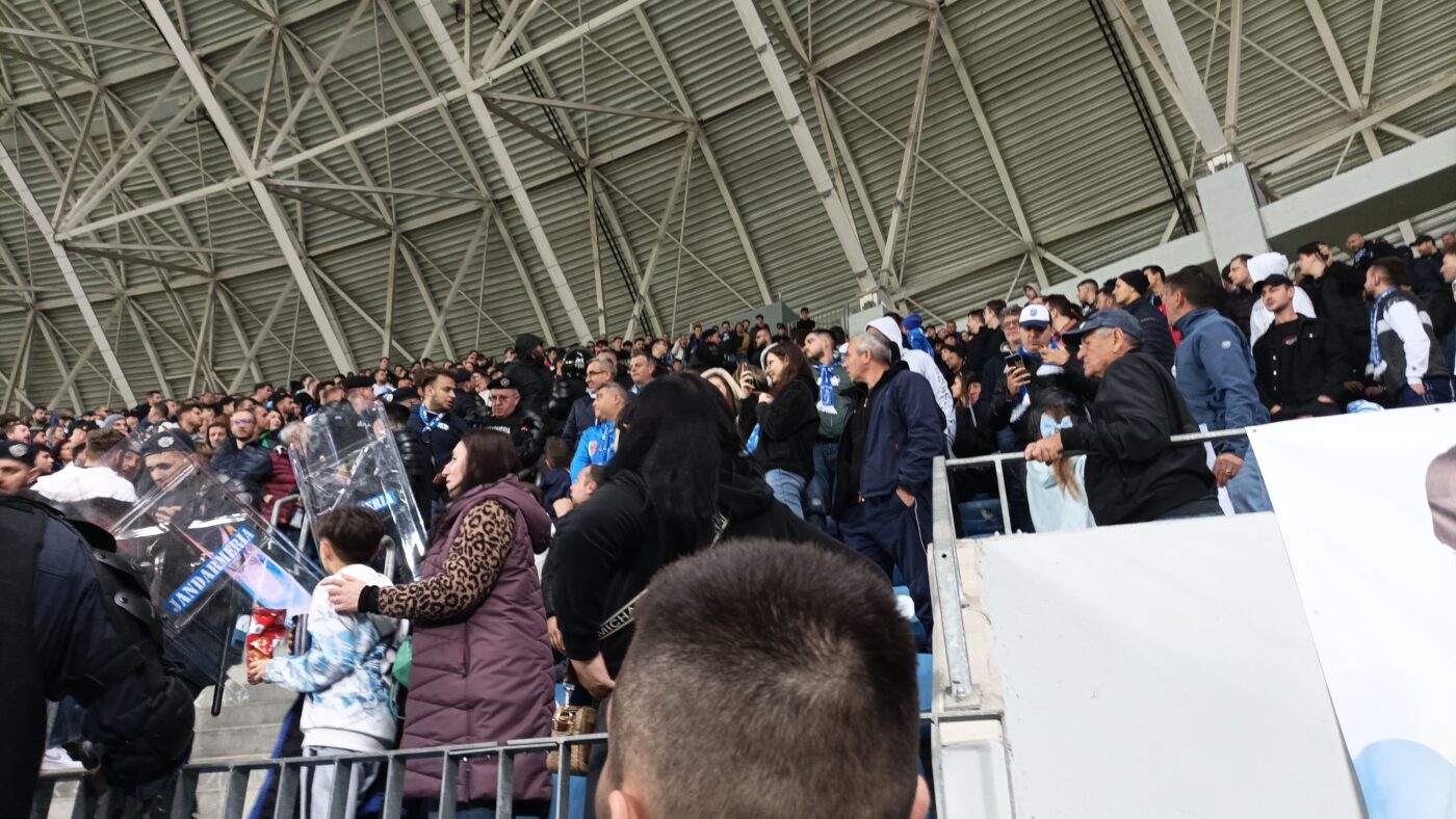 Conflict politic în tribune la Universitatea Craiova – FCSB! Jandarmii prezenți la stadion au intervenit de urgență