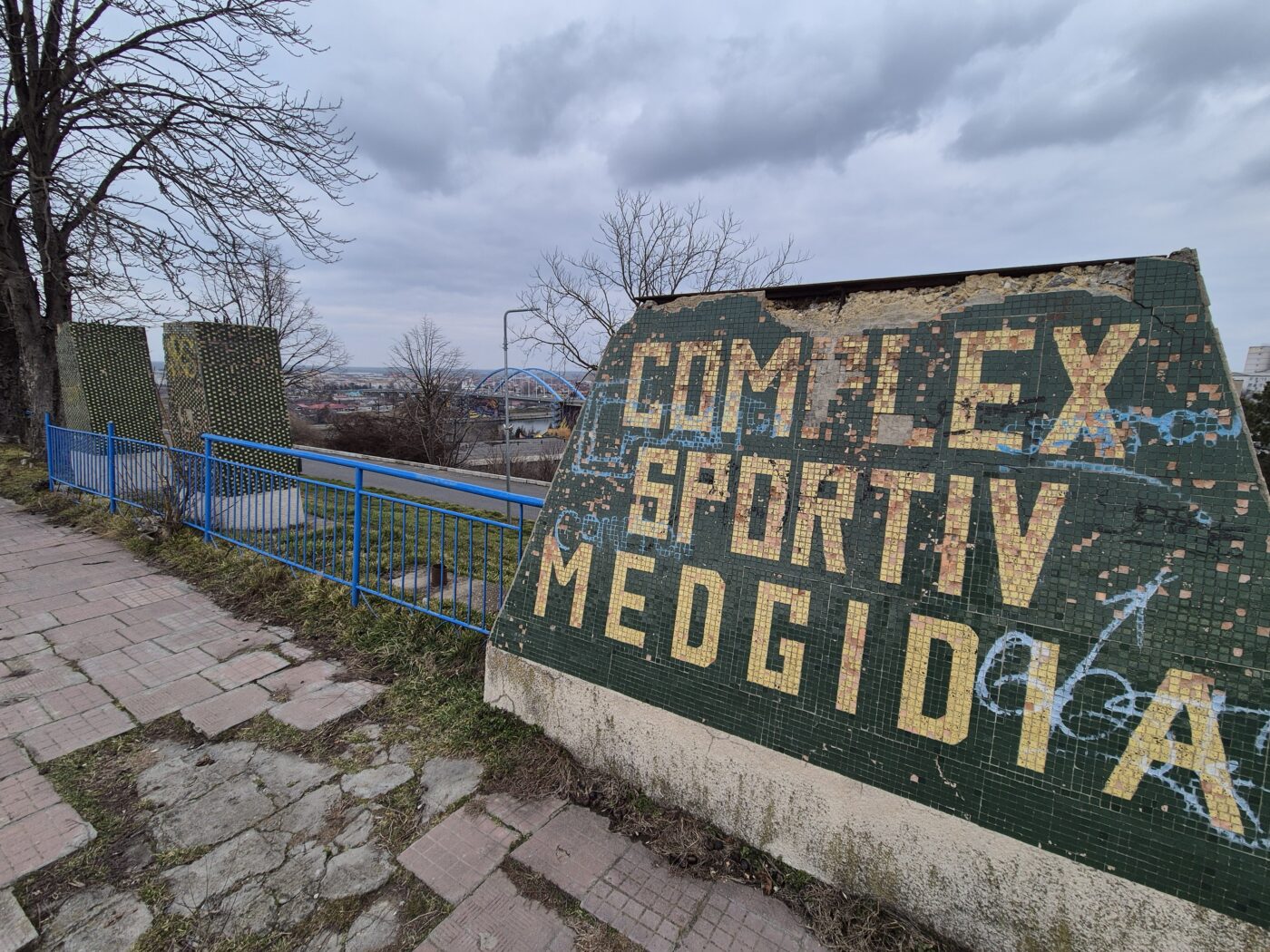 Cum arată azi stadionul din Medgidia, arenă care strângea 40.000 de spectatori la un meci. Legenda spune că s-a umplut o singură dată, în 1984. SPECIAL