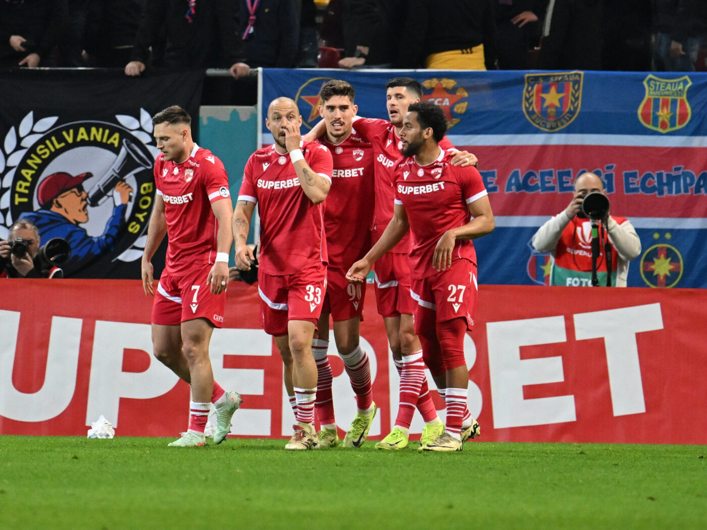 De ce se rup fotbaliştii lui Dinamo. „Poate din cauza asta”. EXCLUSIV