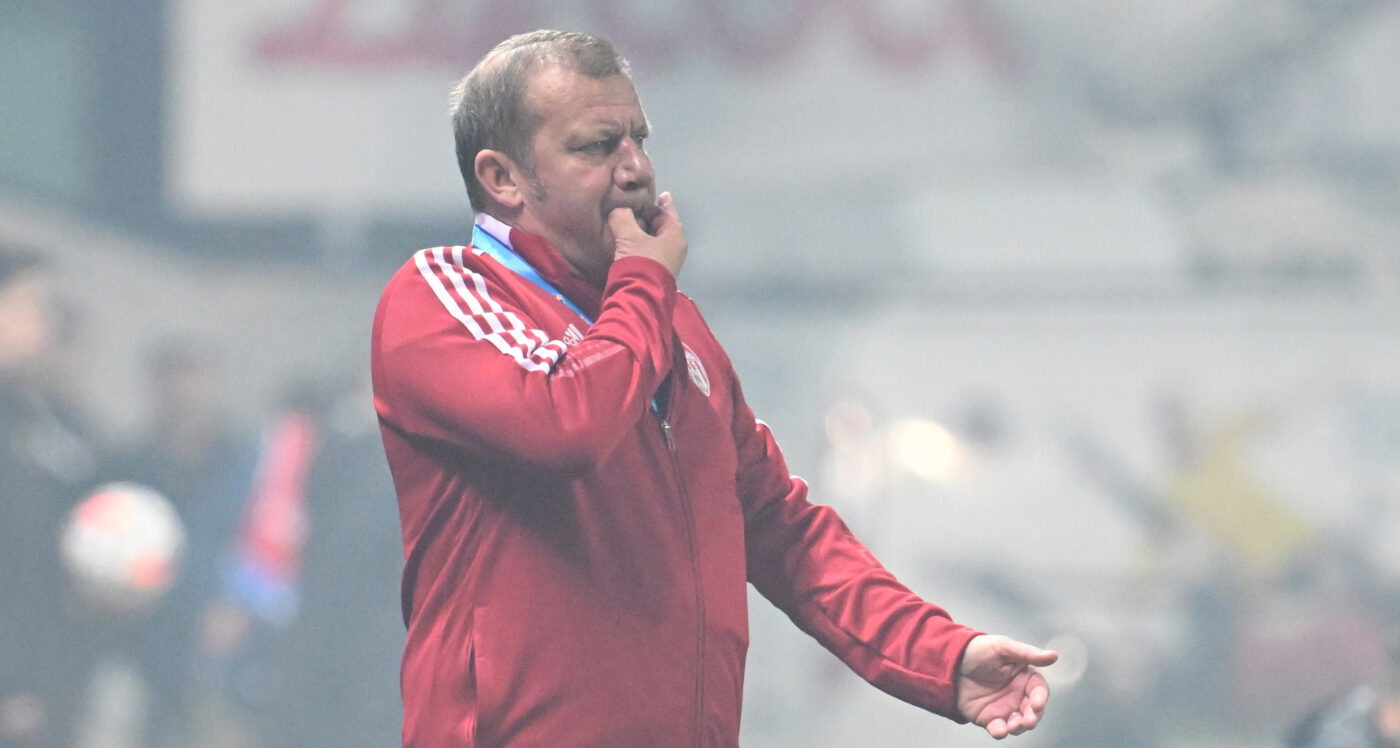 Dorinel Munteanu şi-a distrus fotbaliştii şi, mai ales, pe cel pe care îl consideră principalul vinovat pentru eşecul cu Petrolul: „Sunt prea cocoloşiți. Nu vreau să-i jignesc”