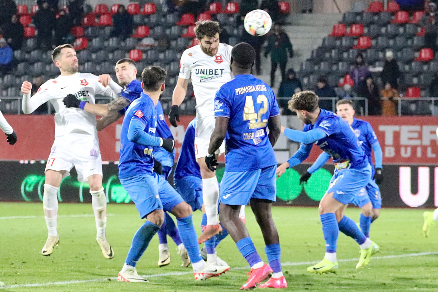 FC Hermannstadt – Gloria Buzău 0-2 Live Video Online în etapa 3 a play-out-ului din Superliga. Gafele lui Căbuz, cadourile perfecte pentru Brobbey
