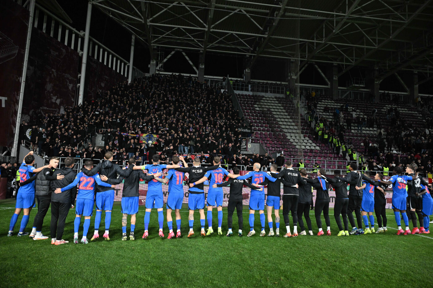 FCSB și penalty-urile care au scandalizat rivalii. Vassaras a certat arbitrii care le-au acordat. EXCLUSIV