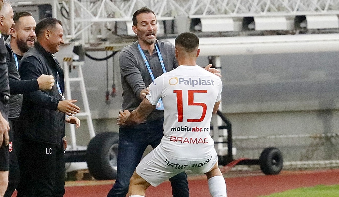 Faza care va rămâne în istoria Cupei României Betano. Nemaivăzut: fotbaliştii lui Hermannstadt s-au bucurat, pe teren, cu arbitrul meciului cu Rapid