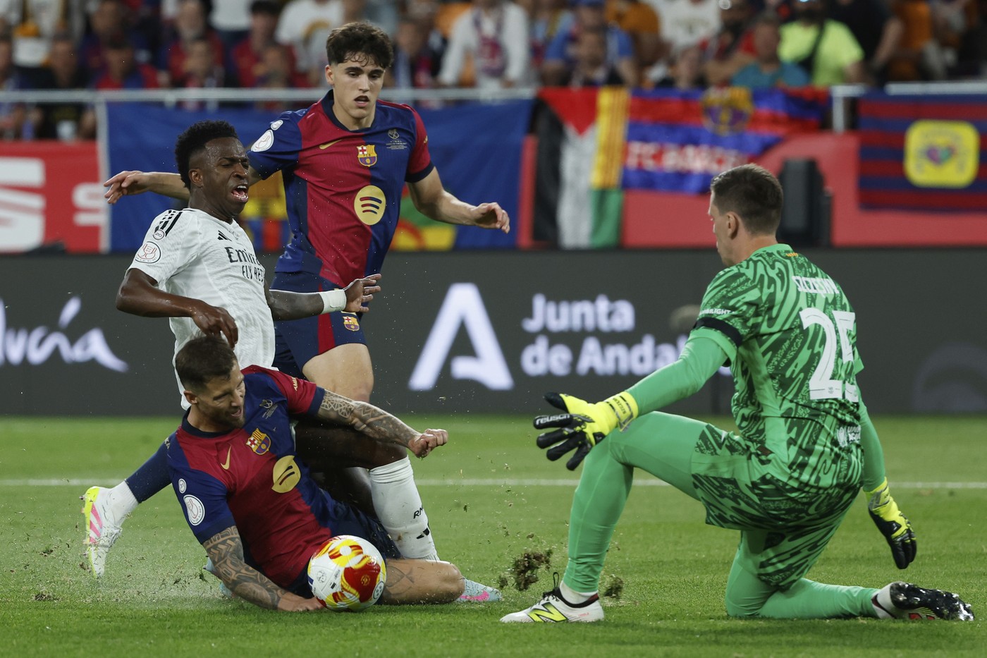 Fază controversată în prelungirile primei reprize! Arbitrul a dictat penalty pentru Real Madrid, dar l-a anulat pentru un ofsaid la Vinicius