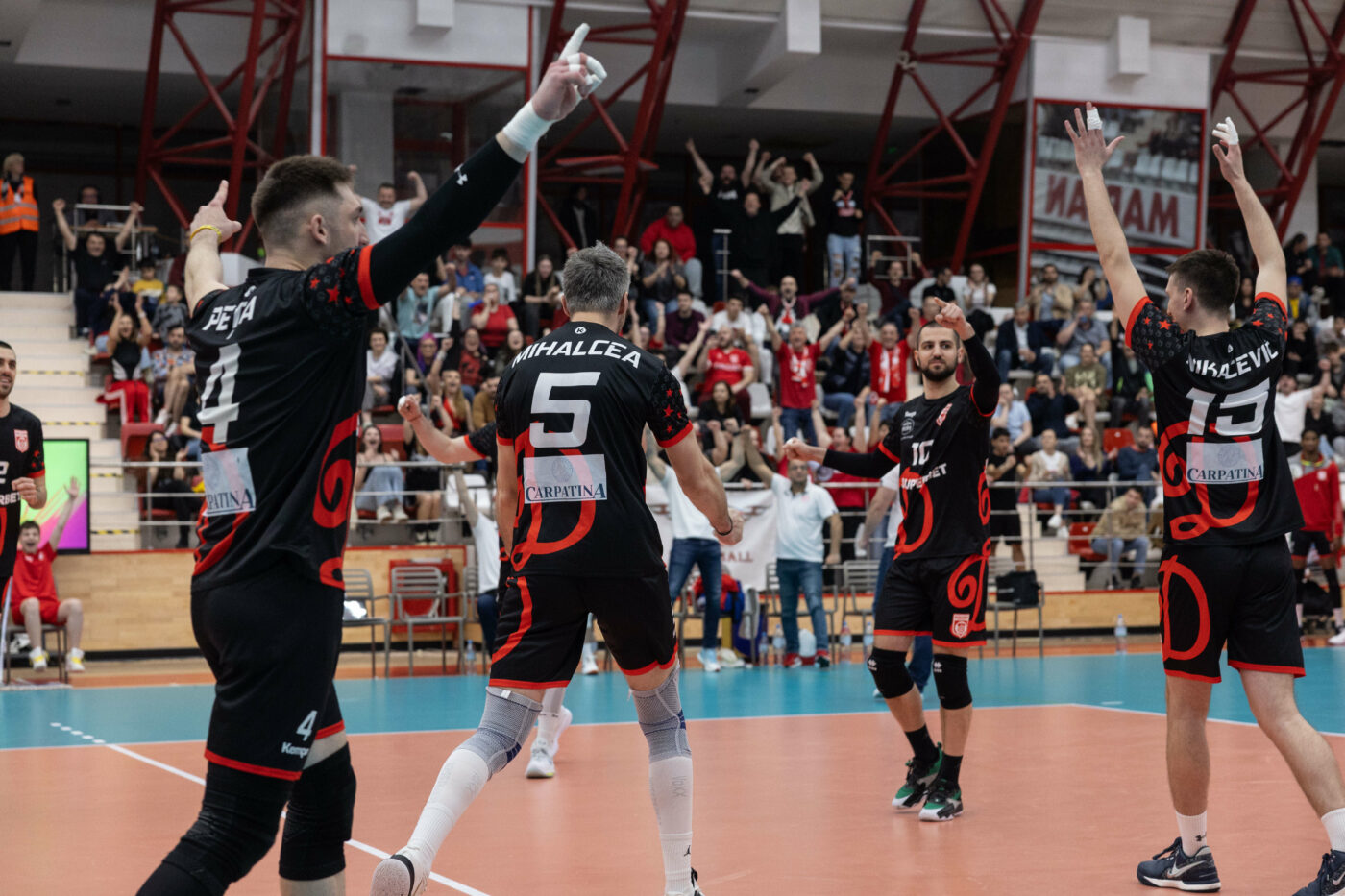Finală de cinci stele la volei! Dinamo revine ireal de la 0-2 și câștigă meciul cu Corona Brașov. Ambii antrenori au fost eliminați din cauza comportamentului