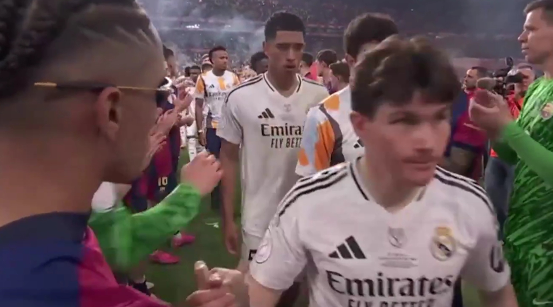 Gestul necioplit al lui Jude Bellingham în momentul în care Barcelona a  făcut un culoar al onoarei pentru jucătorii lui Real Madrid