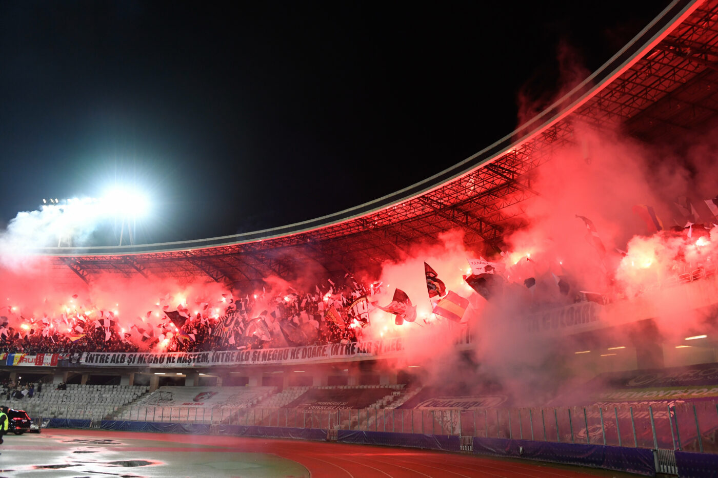 Huliganii din galeria lui U Cluj au atacat doi puști de 14 ani, fani ai celor de la CFR Cluj. Unuia i-au spart capul cu o bâtă: „Tată, vino repede!”