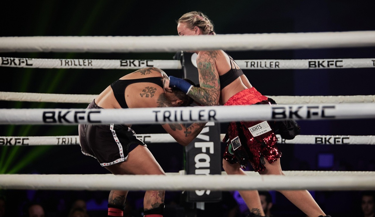 I-a dat o palmă adversarei sale, iar Connor McGregor s-a băgat imediat între cele două