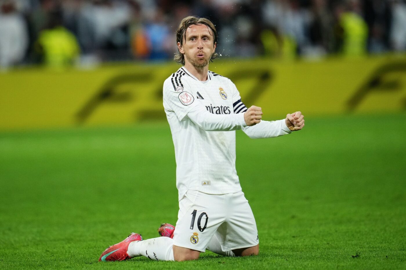 I-a scos sufletul pe teren şi apoi l-a scos şi din minți pe Luka Modric! Japonezul Takefusa Kubo, atacat de croat: i-a înfipt direct mâna în gât