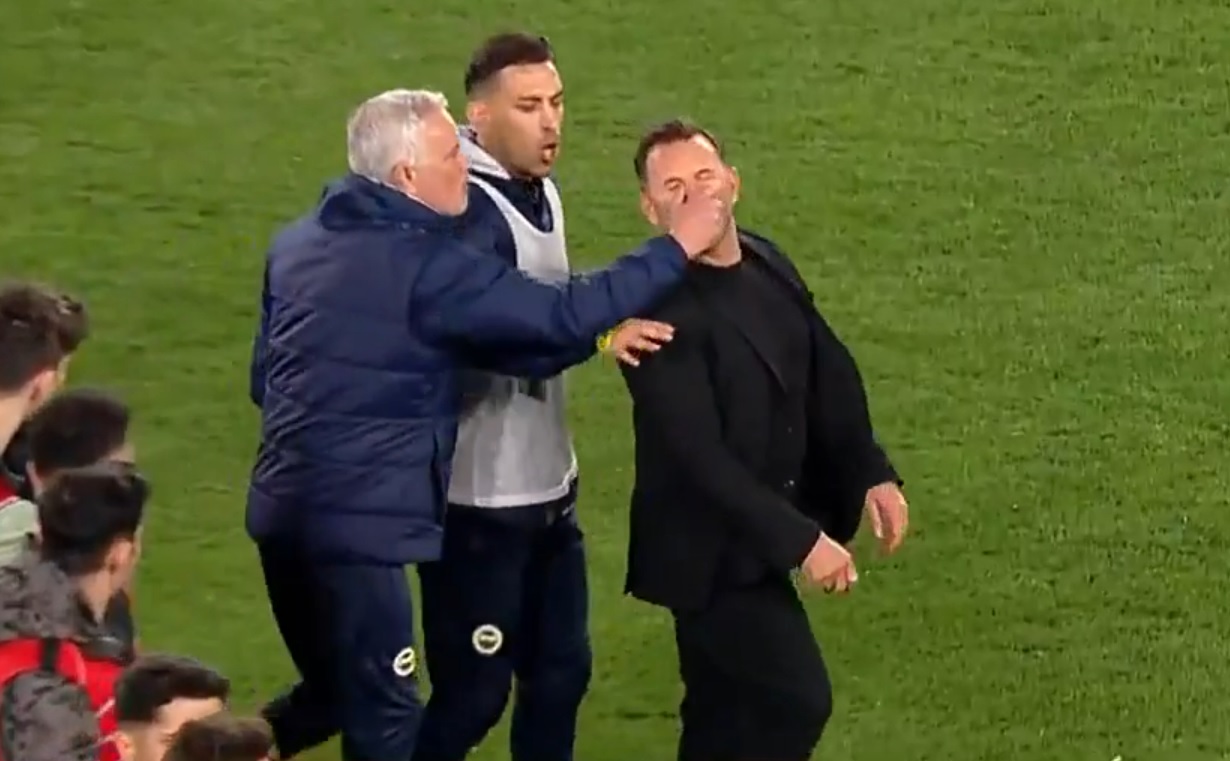 Jose Mourinho, altercație cu fostul coleg al lui Gică Hagi! Portughezul a răbufnit şi l-a apucat de nas, iar imaginile fac înconjurul internetului