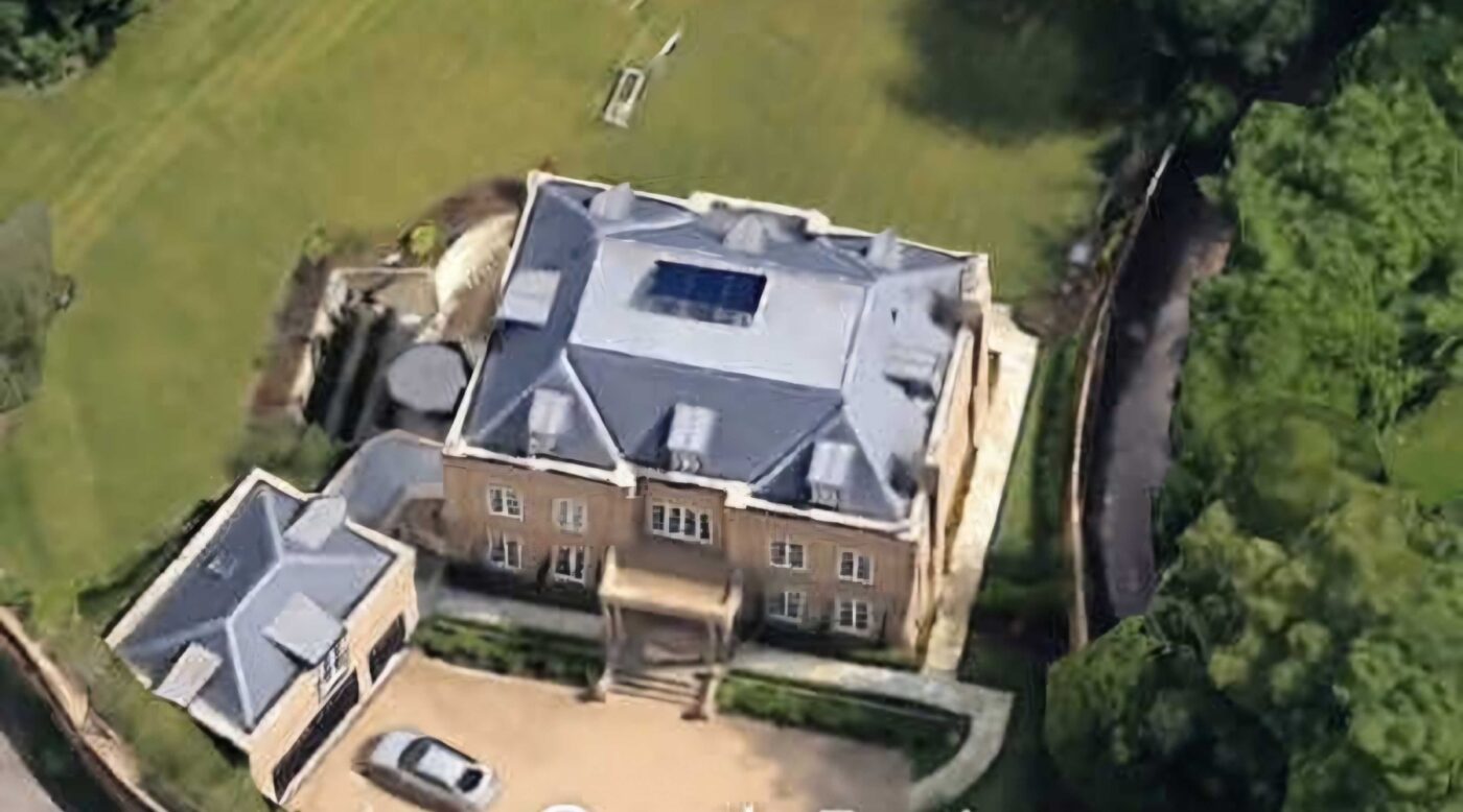 Mama milionarului din fotbal a scos la vânzare vila de 3.600.000 de euro, după ce s-a certat cu vecinii. Are piscină, cinema propriu şi simulator de golf