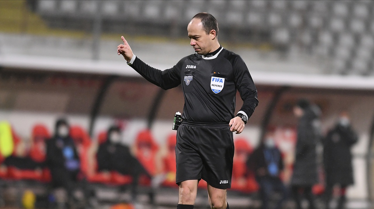 Marius Avram a dat verdictul despre faza controversată din CFR – Rapid 1-1: „Dacă ar fi dat penalty, nu l-ar fi chemat la VAR”