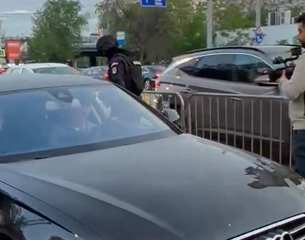 Mașina fotbalistului de la Rapid, controlată la sânge la intrarea în stadion! Pentru jandarmi nu a contat cine era la volan