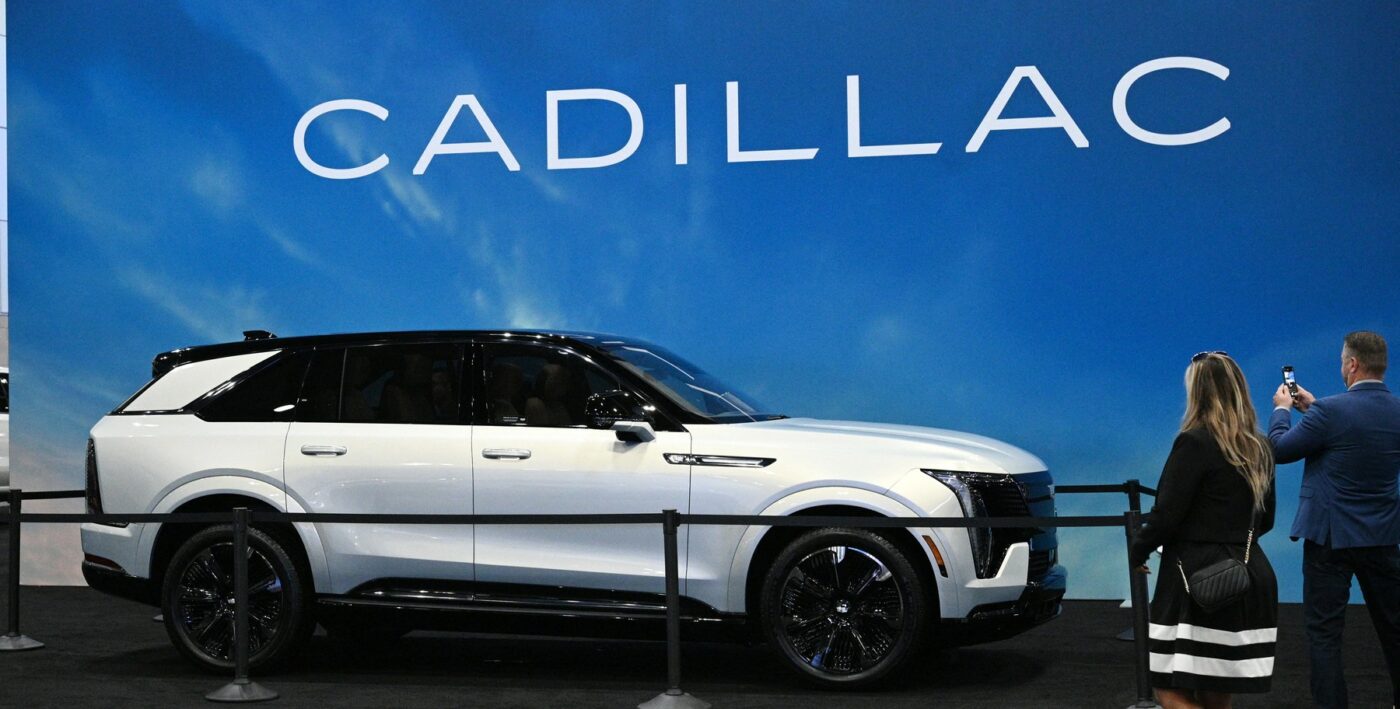 Milionarul a cumpărat cu Cadillac Escalade 150.000 de dolari și a cerut o culoare specială. Când a văzut ce i-a adus dealer-ul auto, a trimis mașina înapoi dintr-un motiv incredibil