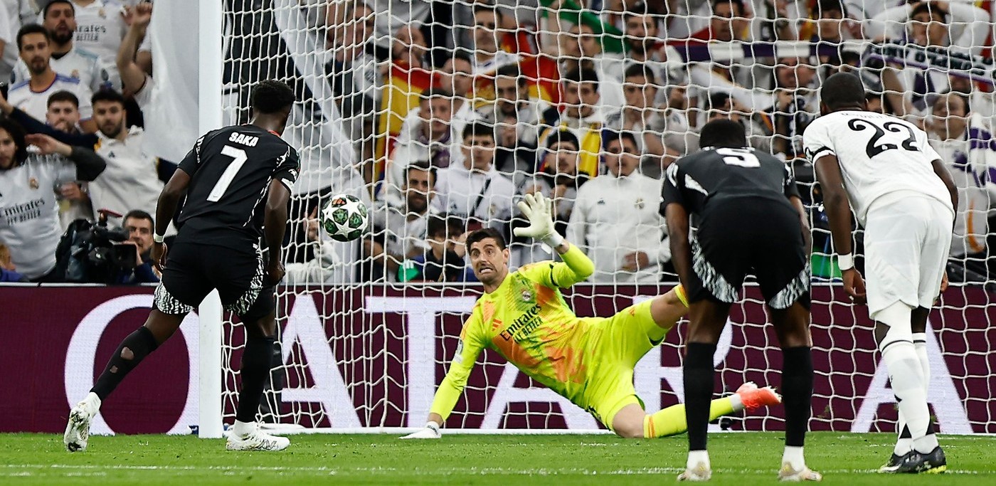 Nebunie la Madrid! Saka a ratat un penalty, după ce a încercat să-i dea scăriță lui Courtois