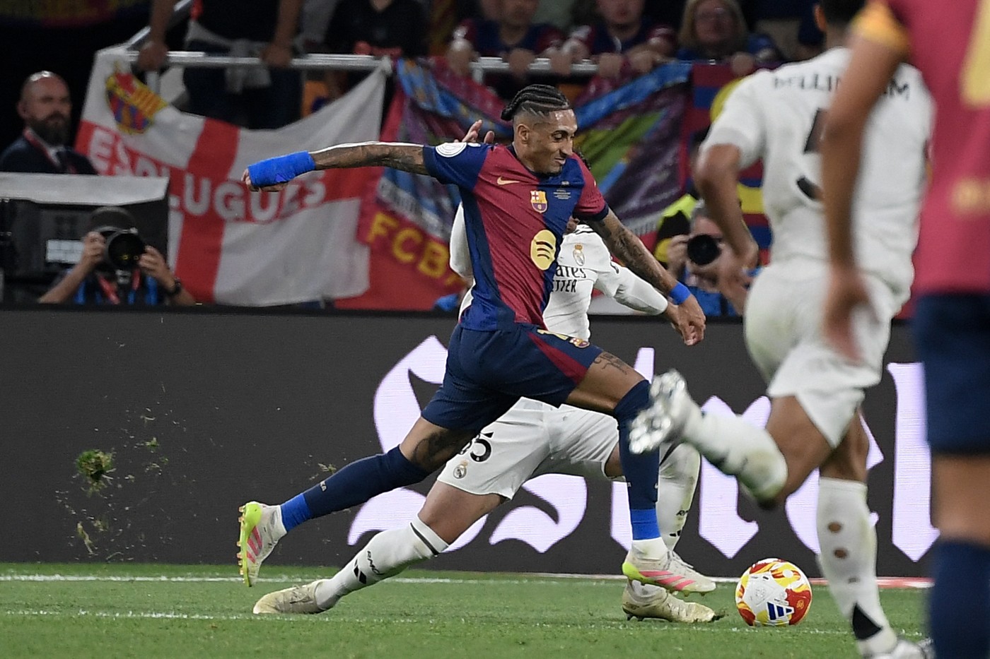 Nebunie totală în Barcelona – Real Madrid! Florentino Perez a reuşit ce şi-a propus: catalanii nu au primit un penalty clar în minutul 90+5, după un fault grosolan al lui Rudiger, iar în minutul 96 VAR anulează un penalty la simularea lui Raphinha