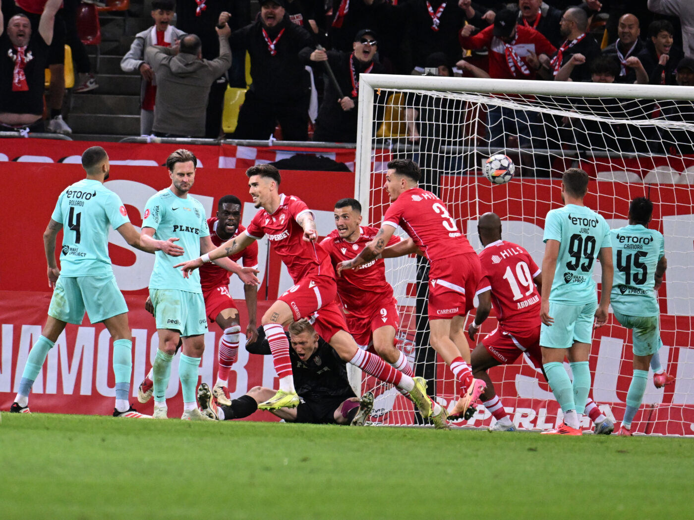 Premianții „câinilor” și dezamăgirile lui Dan Petrescu după Dinamo – CFR Cluj 1-1, remiza care lasă ardelenii la 7 puncte de visul titlului în Superliga