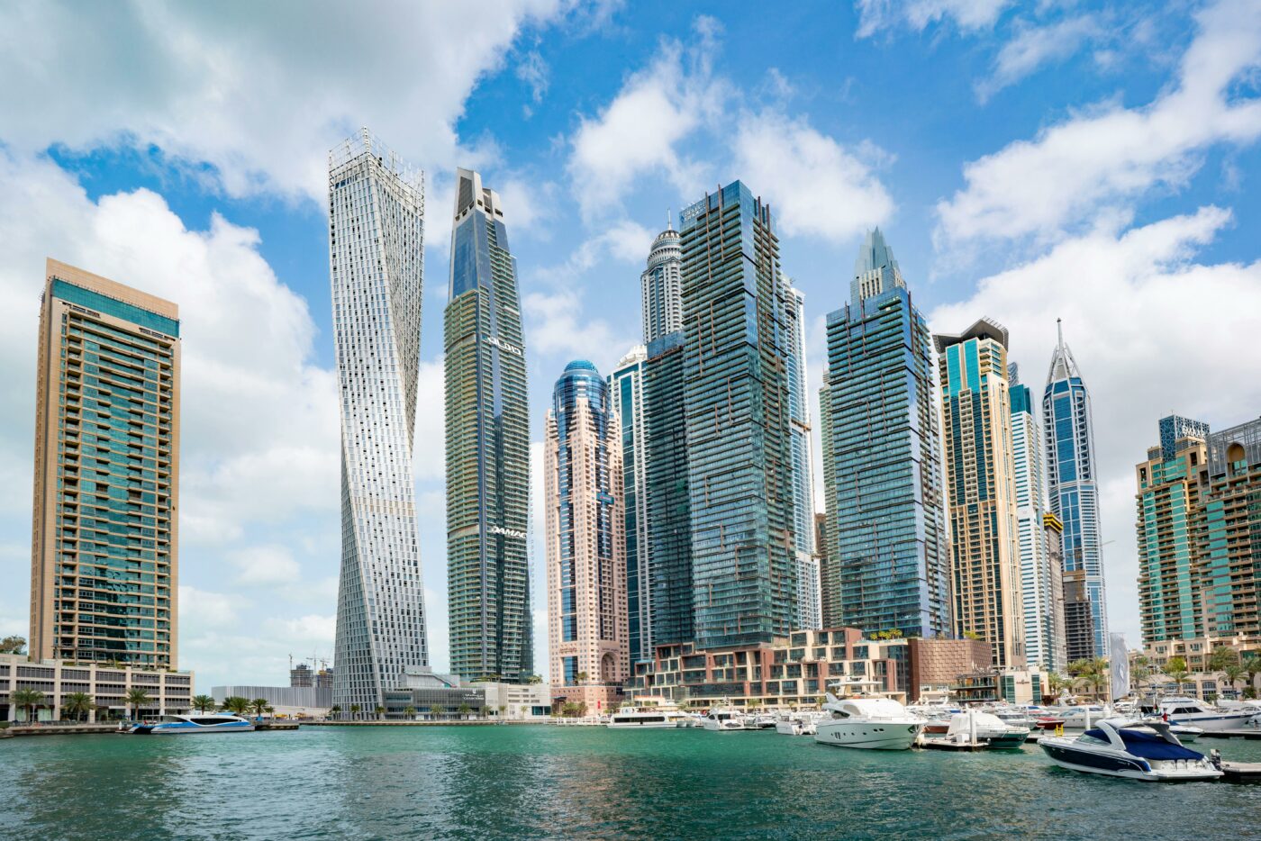 Milionarul din fotbal și soția cu 13 ani mai tânără caută proprietăți de lux în Dubai. Televiziunea unde fostul internațional e star se teme că va rupe contractul și se va muta definitiv în orașul bogătașilor