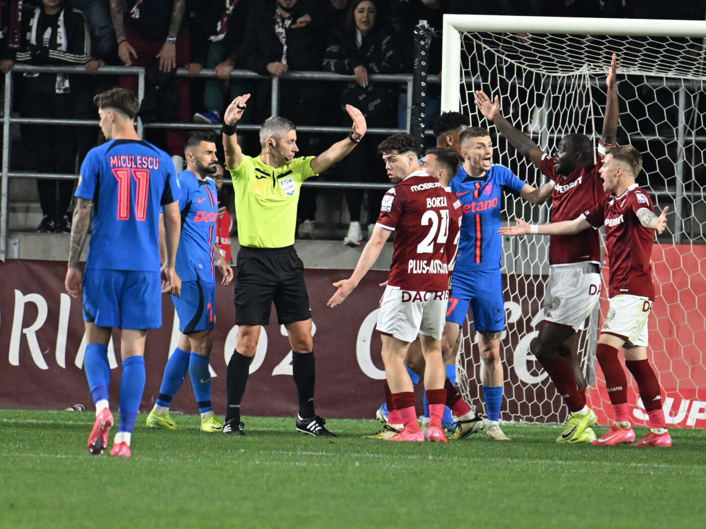 Decizia luată de Rapid, după ce Radu Petrescu a dezvantajat-o în derby-ul cu FCSB. Anunțul lui Angelescu