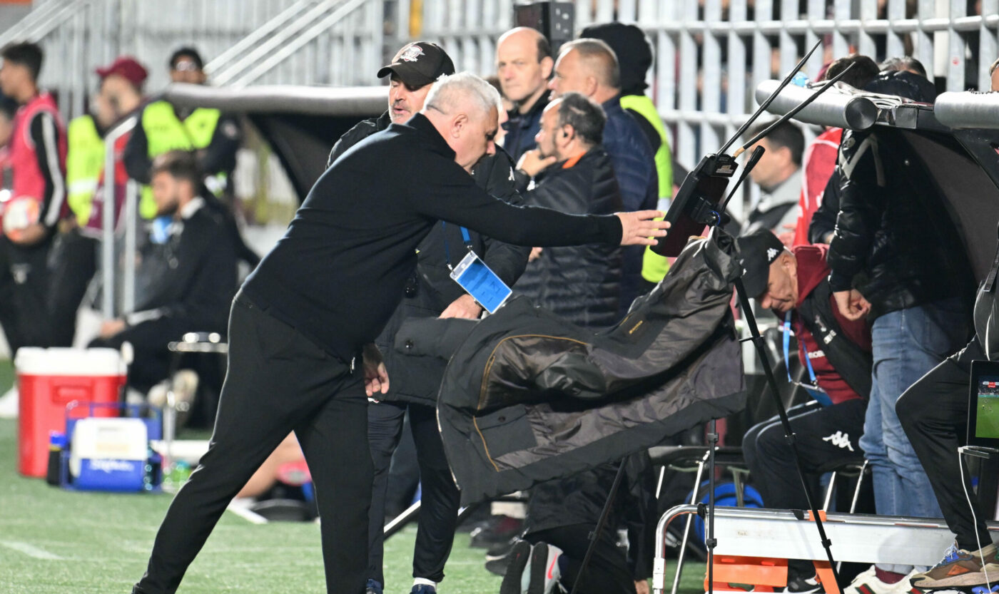 Rapid spune adio cupelor europene iar lui Marius Șumudică, geaca îi rămâne tot mai mică! Ce fotbaliști FCSB au fost esențiali pentru 2-1 în Giulești, victorie mare spre al doilea titlu consecutiv