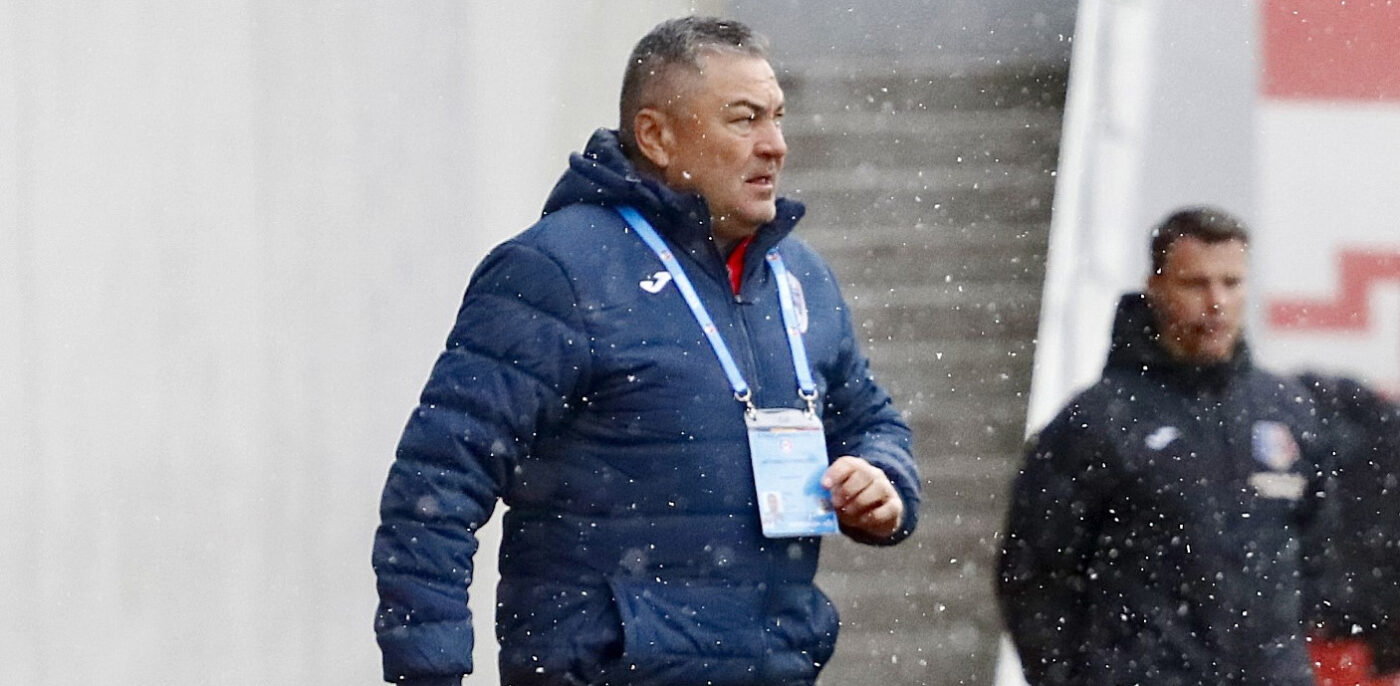 Fotbaliștii străini au făcut scandal împotriva lui Ilie Stan. Vestiarul echipei cu un buget salarial lunar de 340.000 de euro e „spart” de războiul între jucători și antrenor: „Să se descurce”. EXCLUSIV