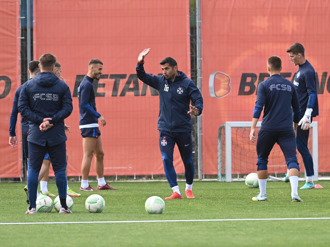S-a aflat ce făcea, de fapt, Nicolae Dică în vestiarul FCSB. Raul Rusescu a decis să spună adevărul: „Mă deranja! Știam că nu e așa”