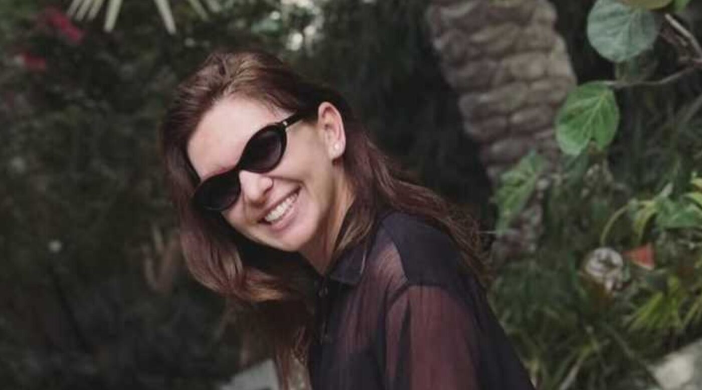 Simona Halep, în costum de baie şi cămaşă transparentă! Cât costă geanta Marni de plajă