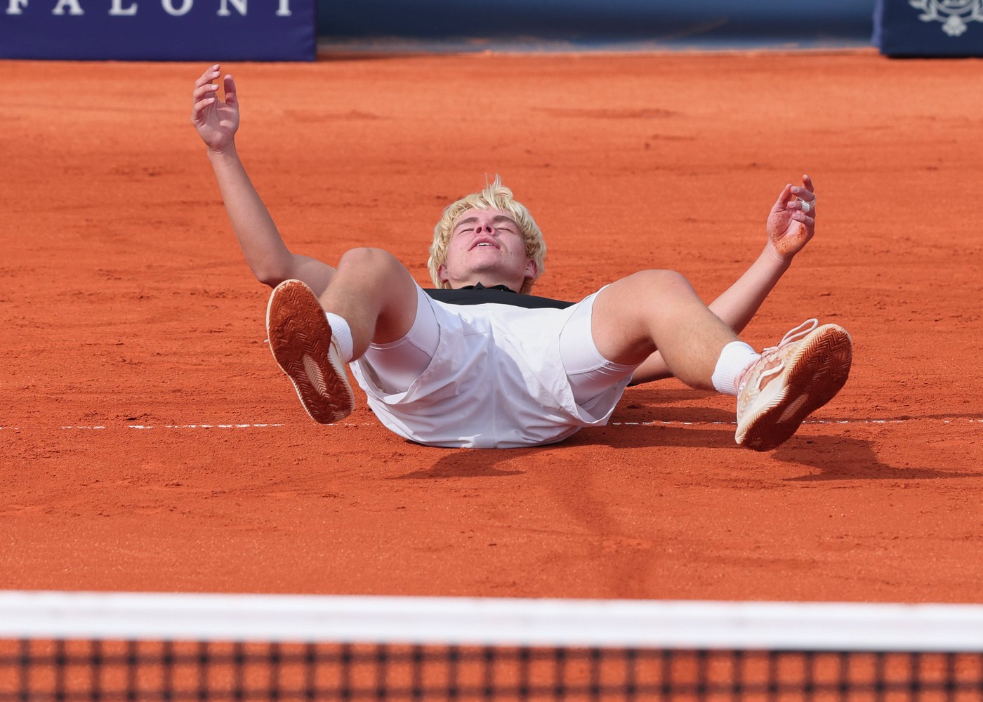Soc-in-tenis.-Jucatorul-a-desenat-o-cruc